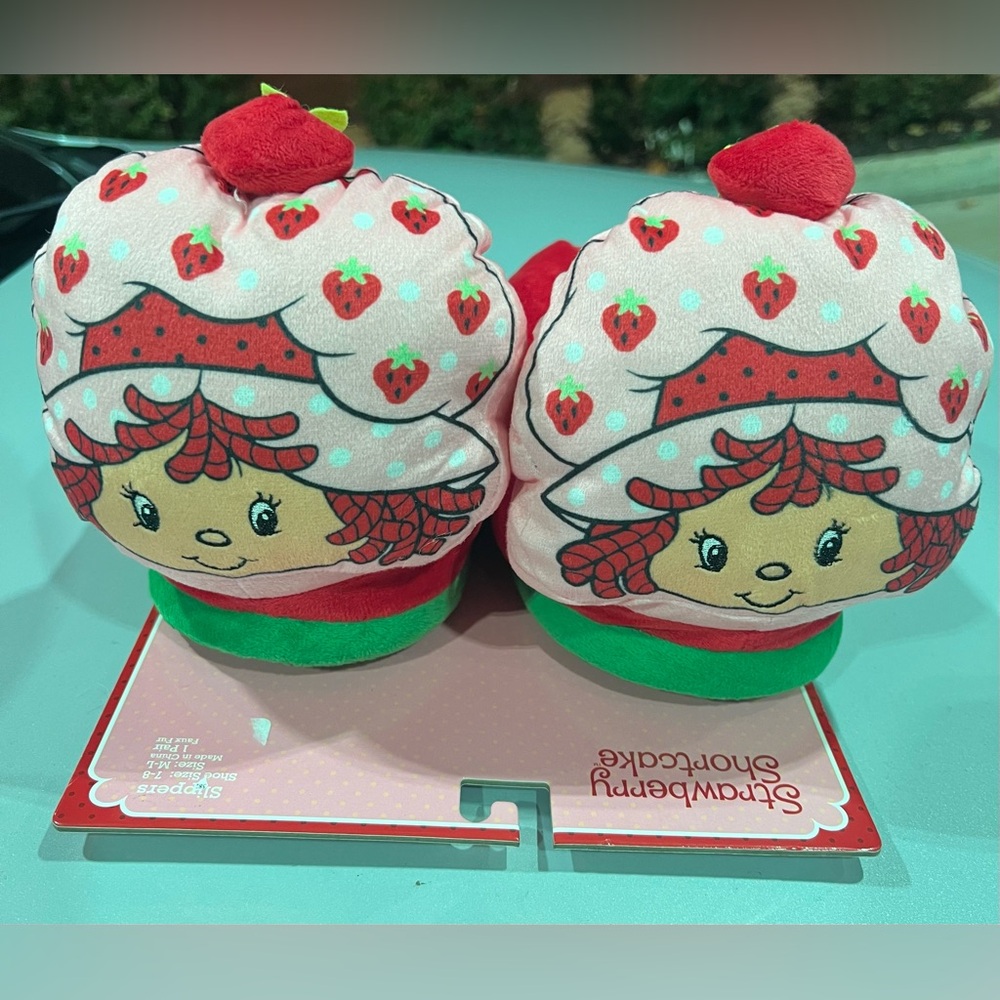 STRAWBERRY SHORTCAKE PLUSH SLIPPERS. BRAND NEW. ADULT SIZE SMALL-MEDIUM